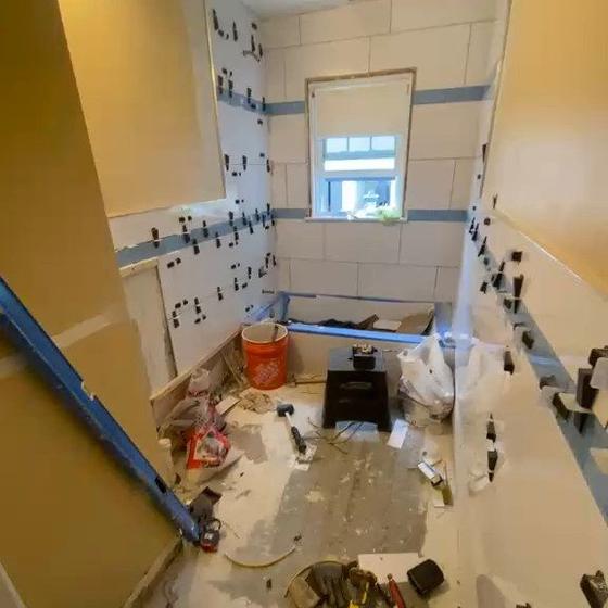 Bathroom mid tile with clips and tools on the floor